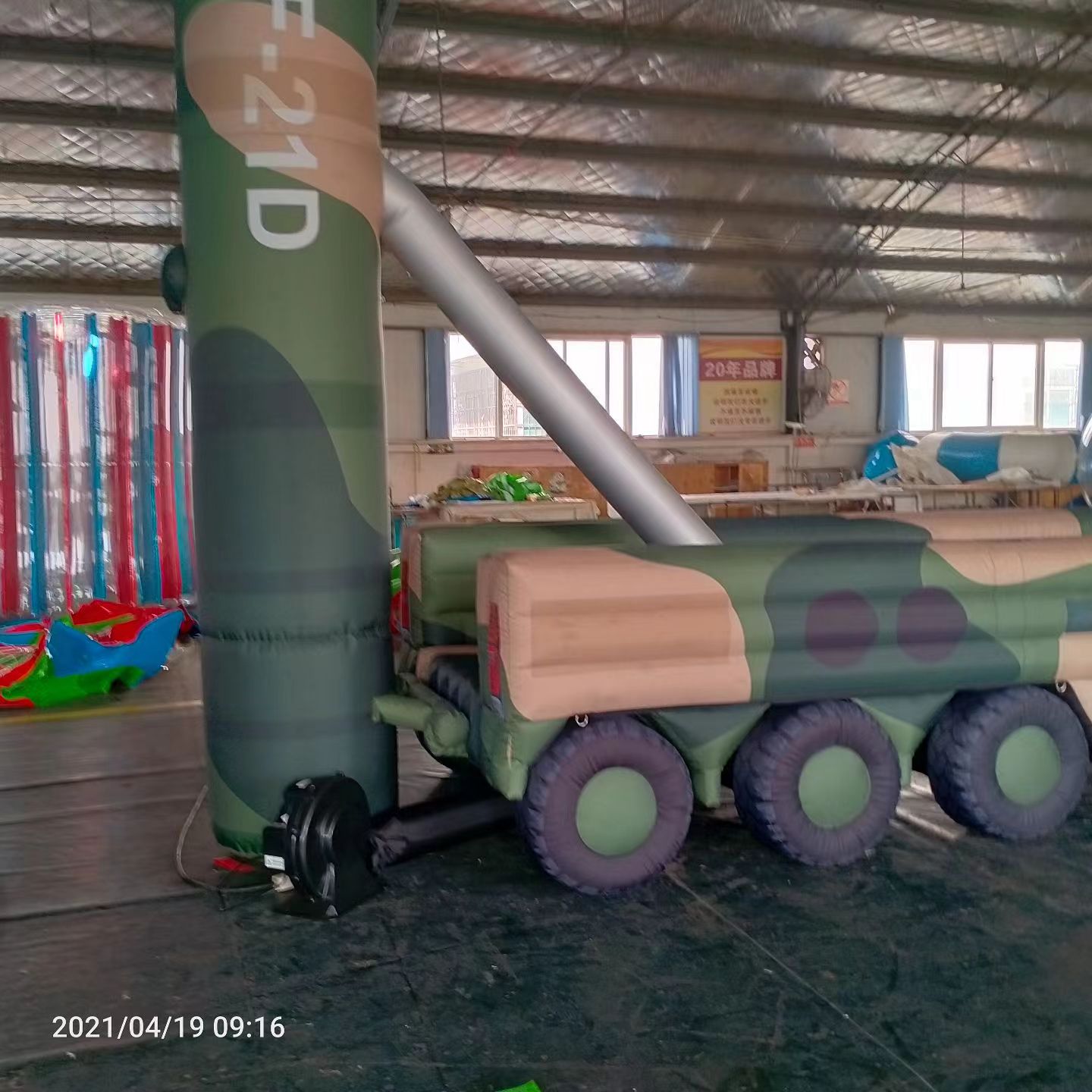 锡林浩特军事演习中的充气目标车辆：模拟发射车雷达车坦克飞机